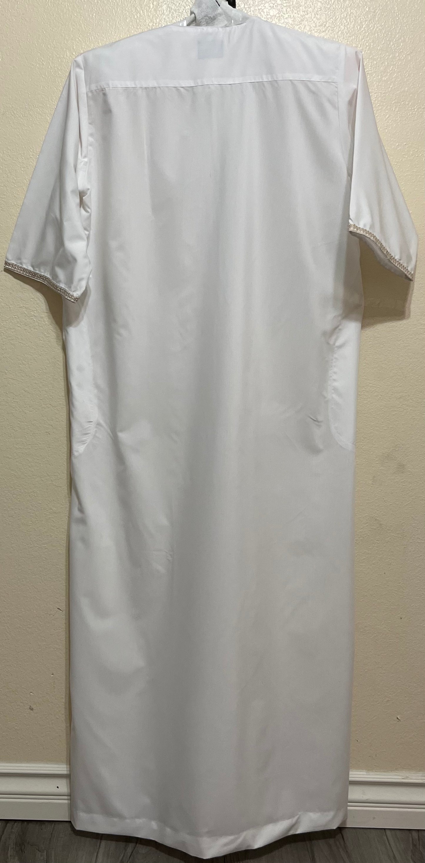 Al Aseel White Omani Thobe with Gold Embroidery & Tassel – Multiple Sizes